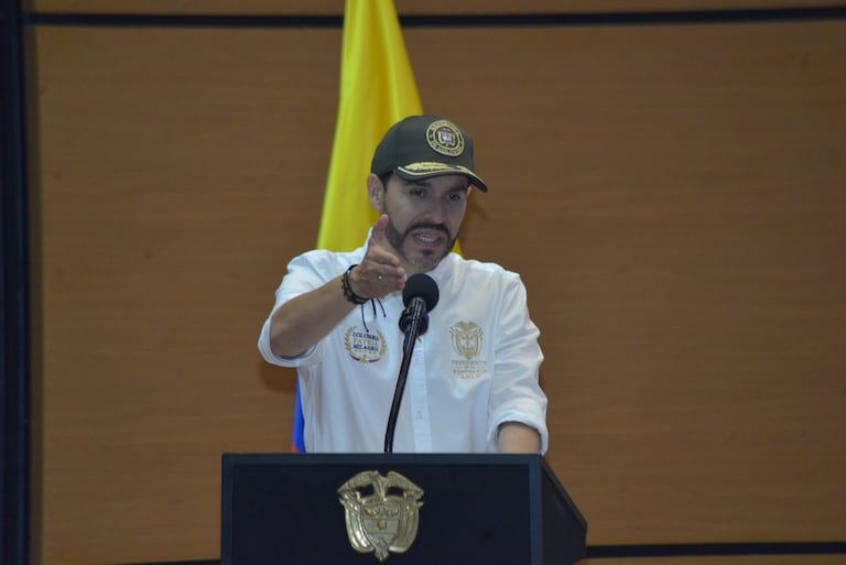 El Presidente Abelardo de la Espriella hizo la entrega de Apartamentos a las personas damnificadas por el terremoto en Cali.