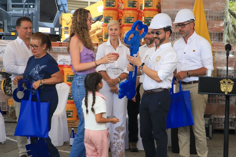Los beneficiarios, entre ellos, sobrevivientes rescatados de los escombros y residentes de edificaciones destruidas, expresaron su gratitud.
