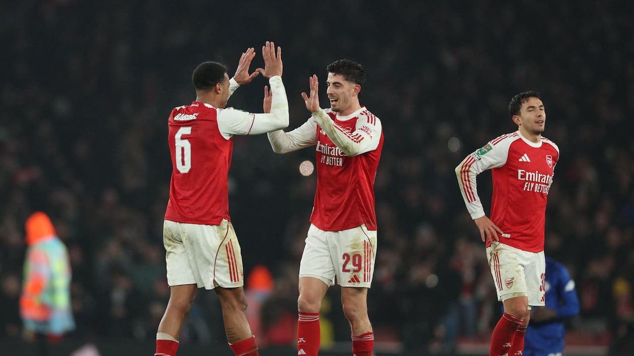 El centrocampista alemán del Arsenal, Kai Havertz (centro), celebra con el defensa brasileño del Arsenal, Gabriel Magalhaes (izq.), tras el partido de vuelta de las semifinales de la Copa de la Liga inglesa entre el Arsenal y el Chelsea en el Emirates Stadium de Londres el 3 de febrero de 2026. El Arsenal ganó el partido por 1-0 y la eliminatoria por 4-2 en el global. (Foto de Adrian Dennis / AFP)