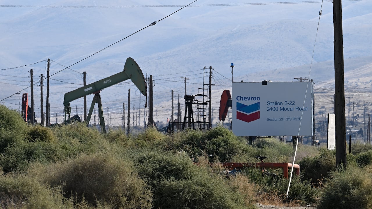 Chevron es la única petrolera estadounidense que funciona en Venezuela. (Photo by Robyn Beck / AFP)