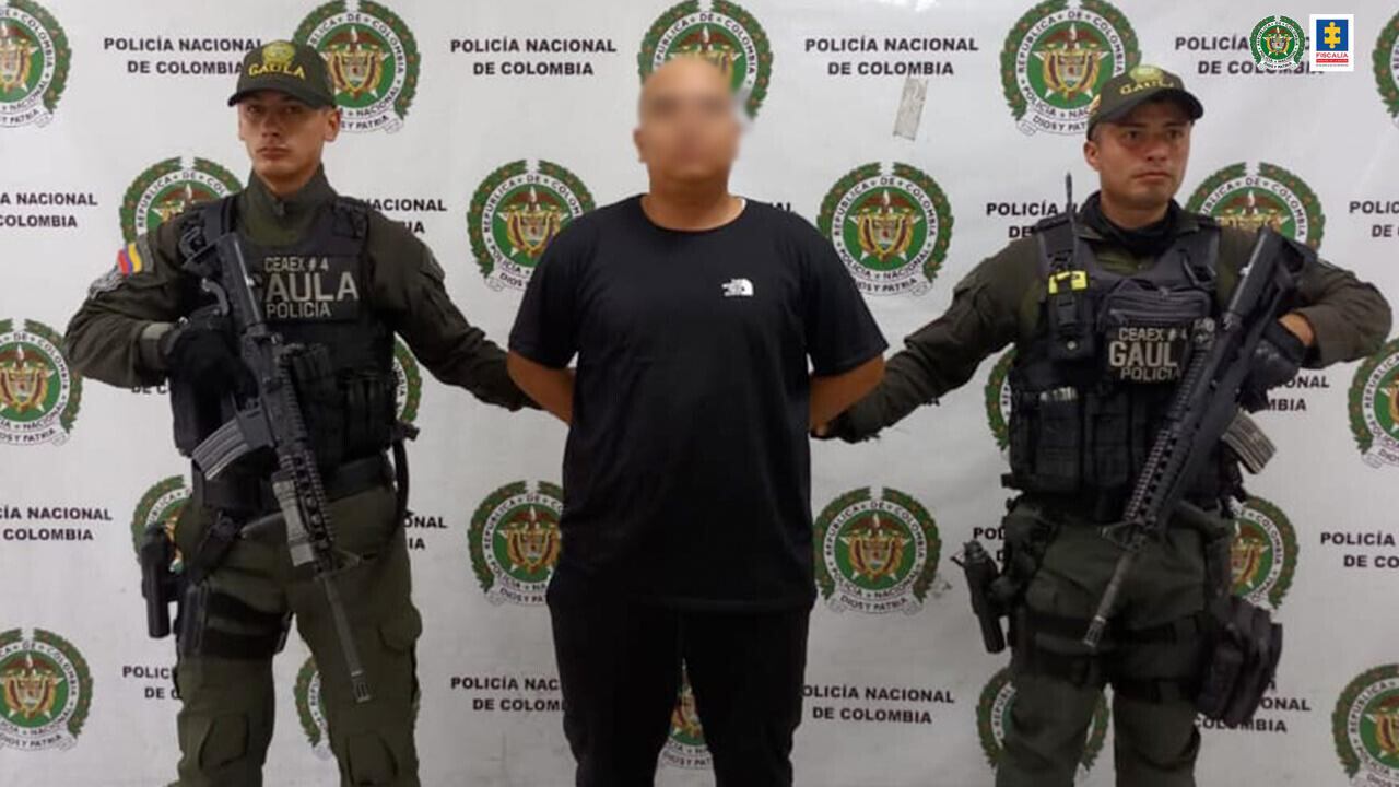 Este es el guarda de tránsito capturado por corrupción en Buenaventura.