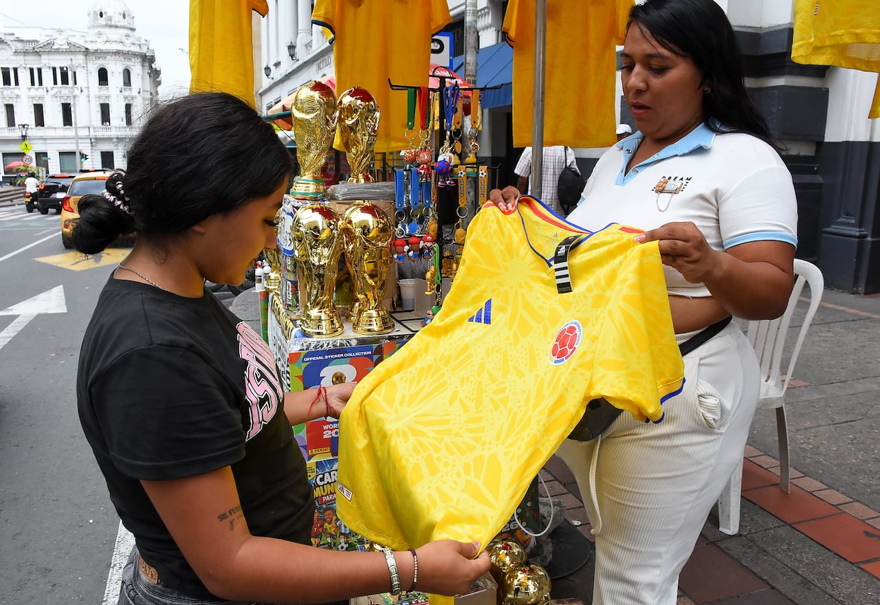 Se activan las ventas informales por fiebre mundialista.