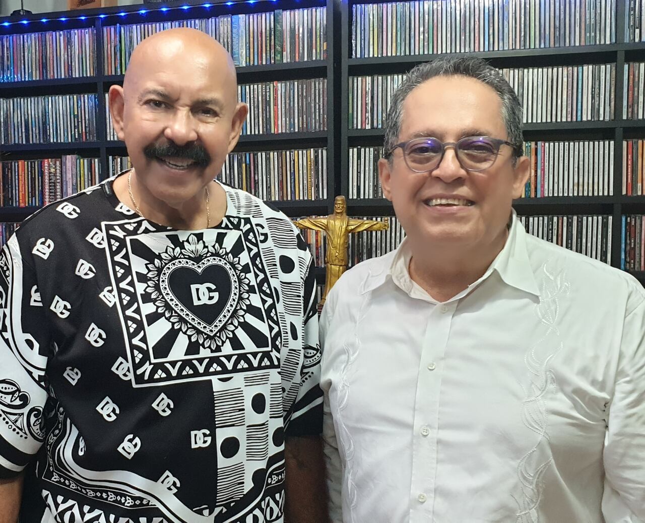 Óscar D'León y Óscar Jaime Cardozo, durante la visita del cantante a Museo Planeta Salsa.