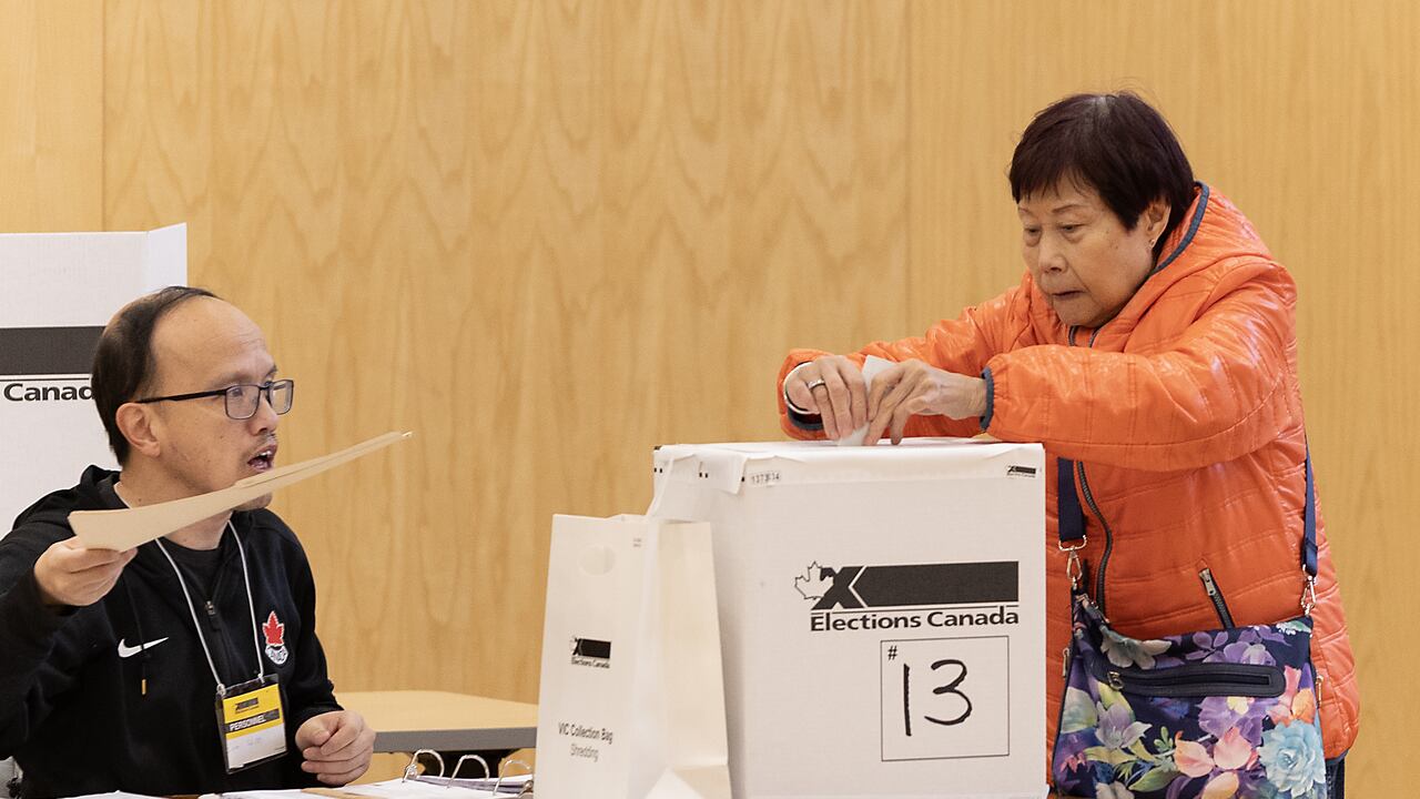 El pueblo vota en unas elecciones federales anticipadas en la Escuela Sir Sanford Fleming el 28 de abril de 2025 en Vancouver, Canadá.
