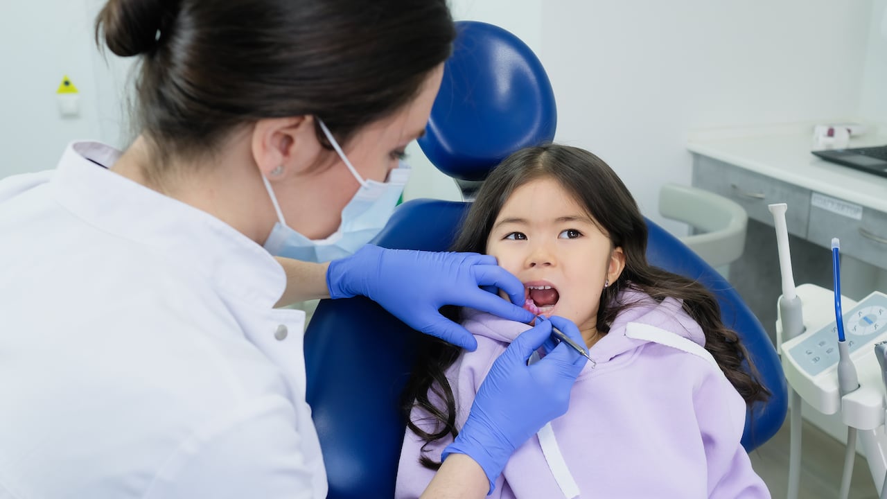 La salud bucal es un elemento esencial de la salud general que impacta significativamente la calidad de vida, pues a través de ésta se realizan funciones básicas como hablar, masticar, alimentarse, expresar emociones y establecer relaciones sociales, lo cual es fundamental para el desarrollo físico y mental de los niños.