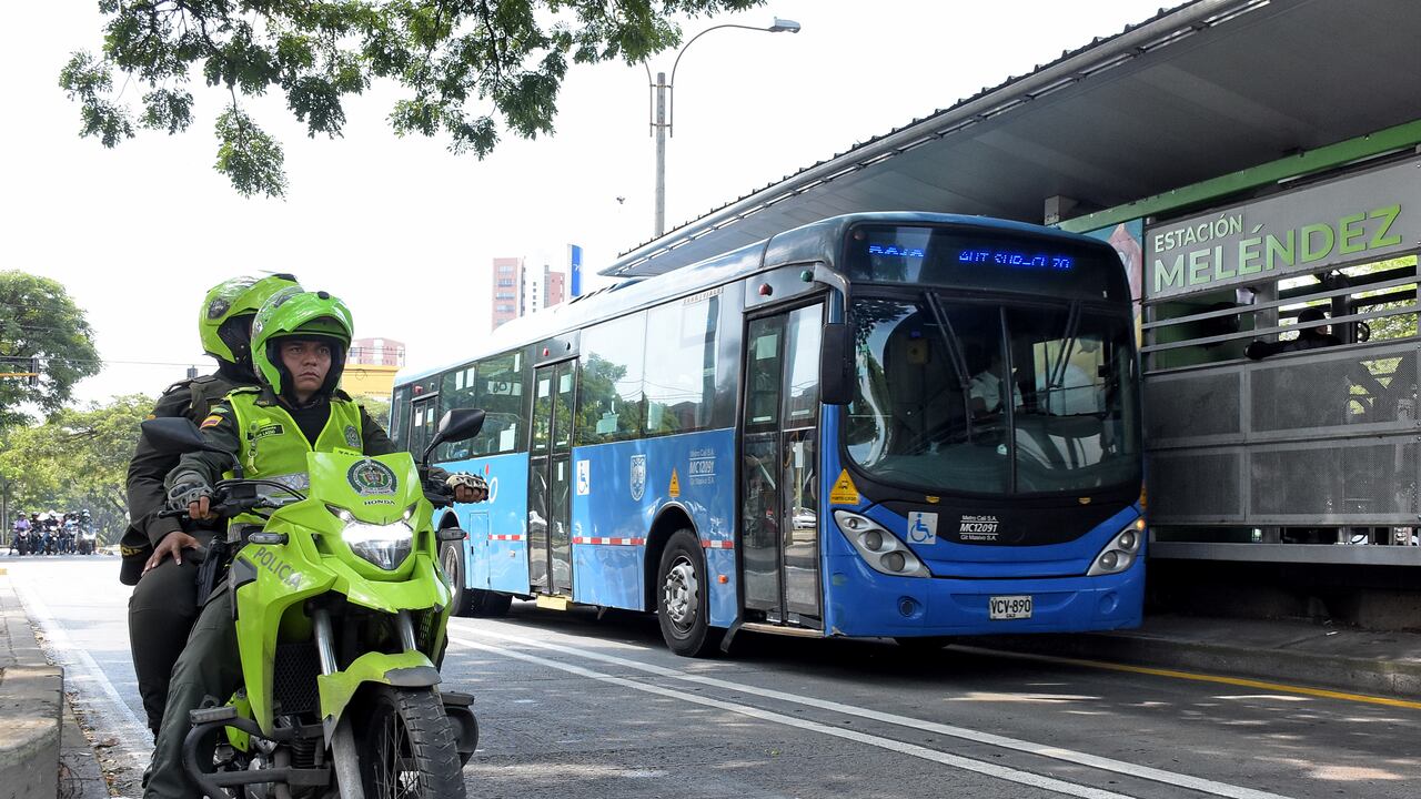 En la Estación Meléndez del MIO, la Policía hace el acompañamiento a los conductores que manejan los Alimentadores del sistema y que recorren la zona de ladera en la comuna 18 de la ciudad para evitar agresiones en su contra por parte de desadaptados.