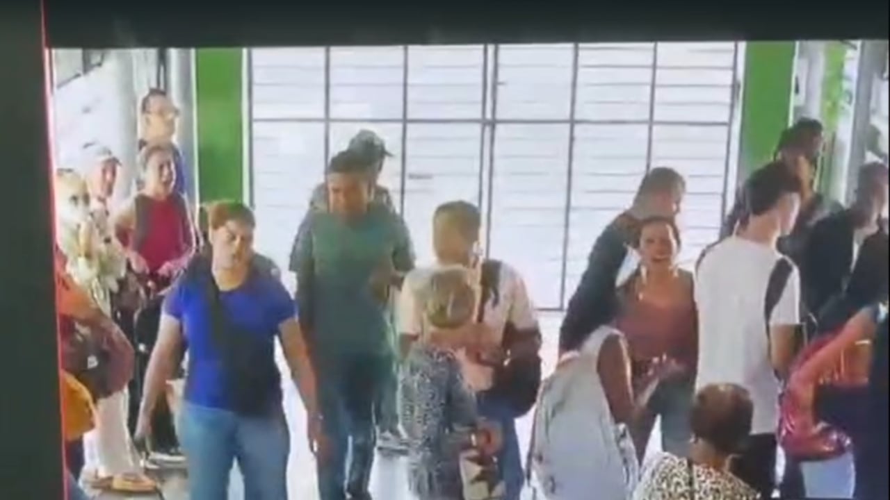 Varias personas le reprocharon la agresión a la guarda de seguridad.