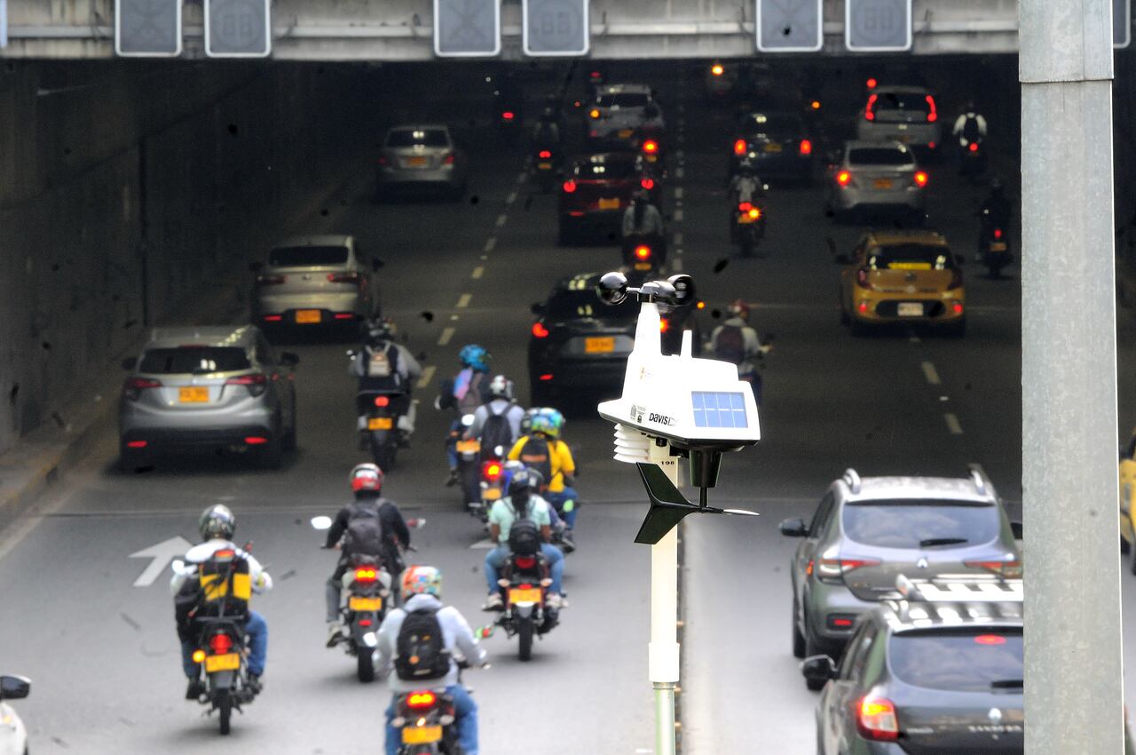 Cali: Medición de ruido ambiental por parte del Dagma en tres puntos sobre el túnel mundialista con el fin de detectar los grados de contaminación a que están expuestos los caleños, entre otros objetivos de la medición. Foto José L Guzmán. El País, junio 15-23