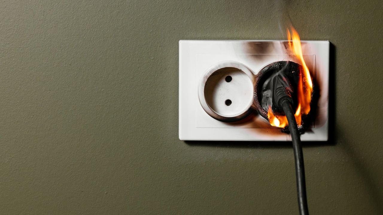 Desconectarla tras su uso, realizar mantenimientos regulares y adoptar precauciones adicionales pueden ser la clave para prevenir incendios.