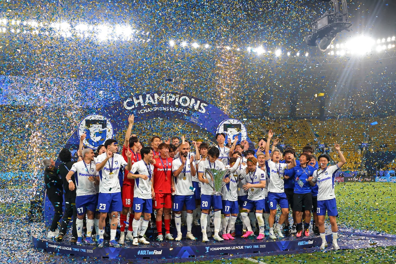 Los jugadores del Gamba Osaka posan con el trofeo tras ganar la final de la Segunda Liga de Campeones de la AFC 2026 entre el Al-Nassr y el Gamba Osaka en el estadio Al-Awwal Park de Riad, el 16 de mayo de 2026. (Foto de Fayez NURELDINE / AFP)