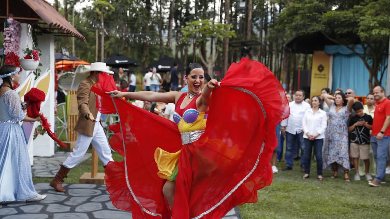 El Paseo de la Aurora incluye varias presentaciones artísticas.