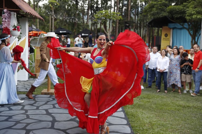 El Paseo de la Aurora incluye varias presentaciones artísticas.