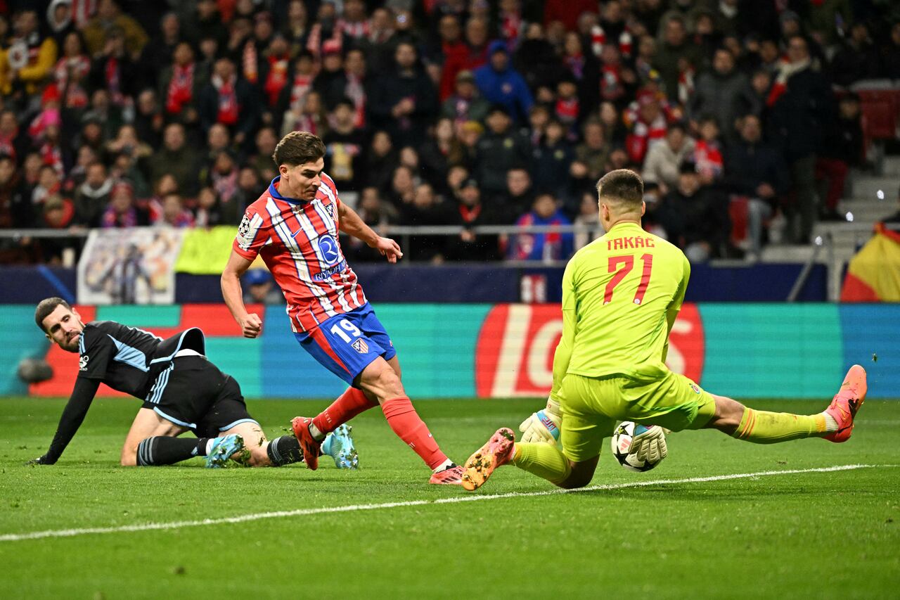 El delantero argentino del Atlético de Madrid #19 Julián Álvarez desafía al portero eslovaco #71 del Slovan Bratislava Dominik Takac.