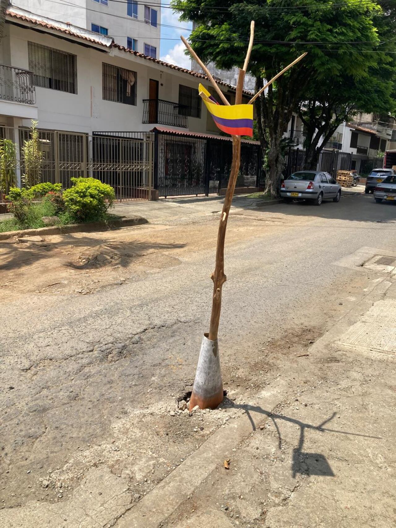 Huecos y sedimentos acumulados en la Carrera 62 B No. 9-71, punto señalado por la comunidad como crítico para la movilidad.