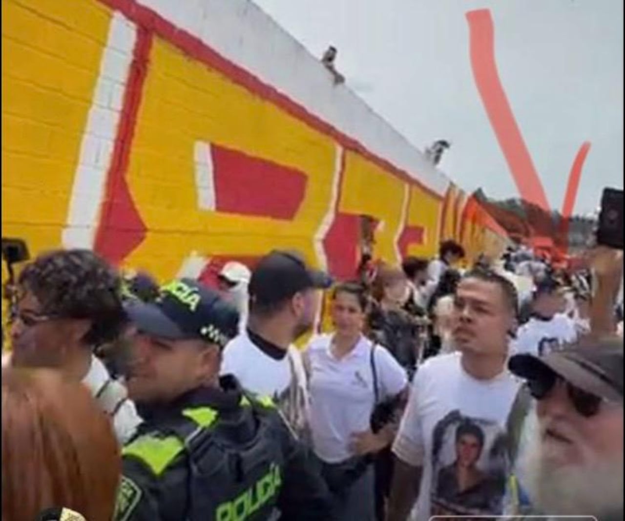 El hombre del que habla el expresidente Uribe es el que se ve en el margen inferior derecho de la imagen. Tiene barba blanca y cachucha.
