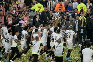 Los jugadores del Botafogo celebran con el trofeo tras ganar la final de la Copa Libertadores entre los equipos brasileños Atlético Mineiro y Botafogo en el Estadio Mas Monumental de Buenos Aires el 30 de noviembre de 2024. (Foto de JUAN MABROMATA / AFP)