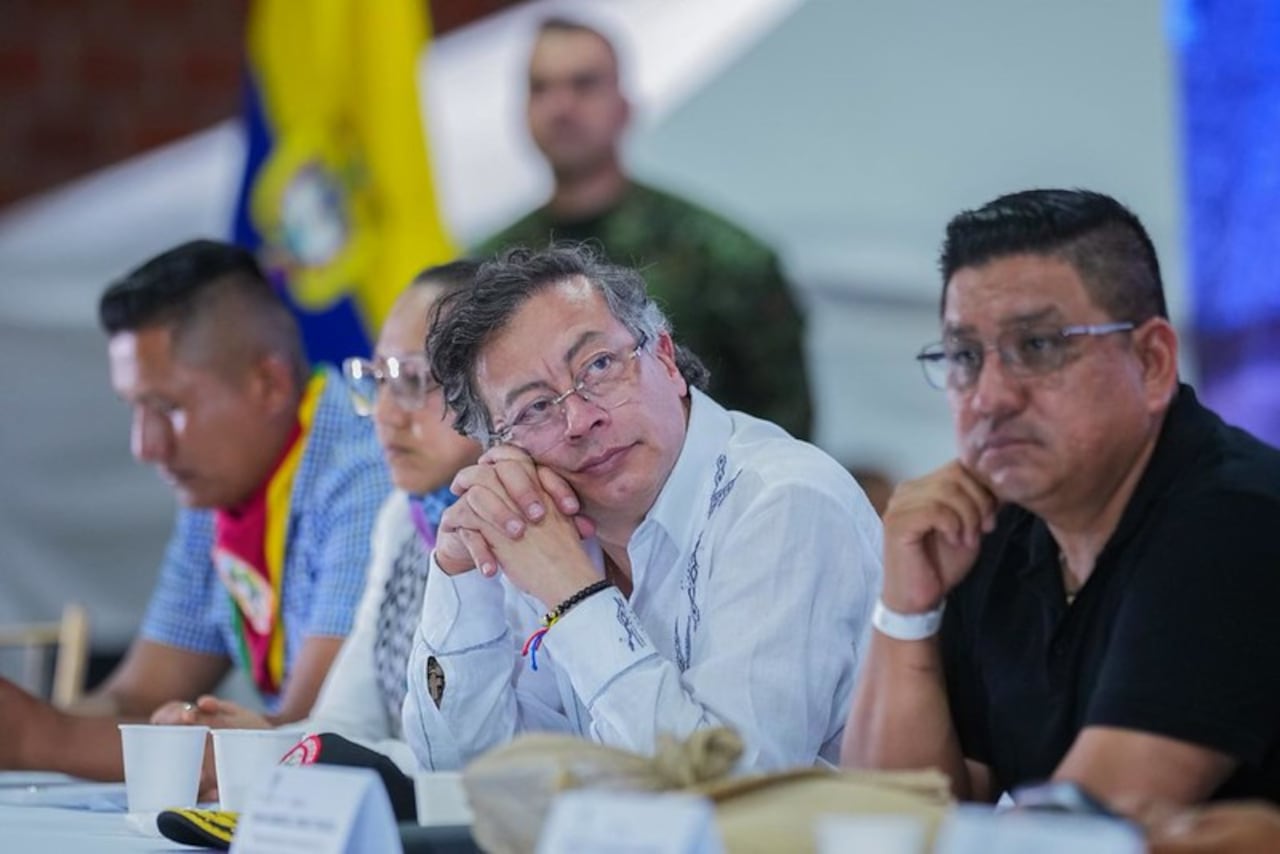 El presidente Gustavo Petro por un fallo de la Corte Suprema de Justicia agitó su bandera de la constituyente.