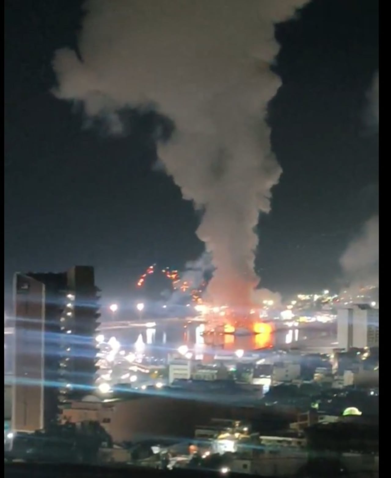 Usuarios de las redes sociales han subido videos y fotos de los ataques a la capital venezolana