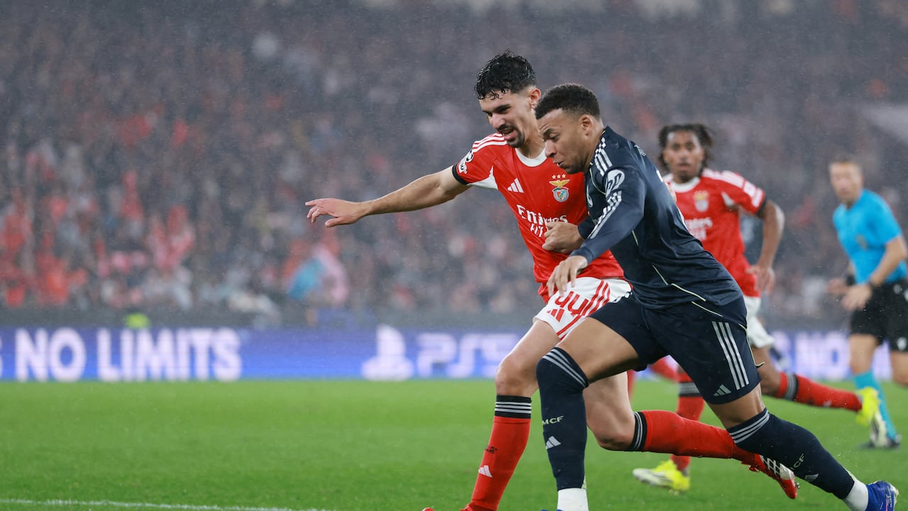 Mbappé marcó doblete