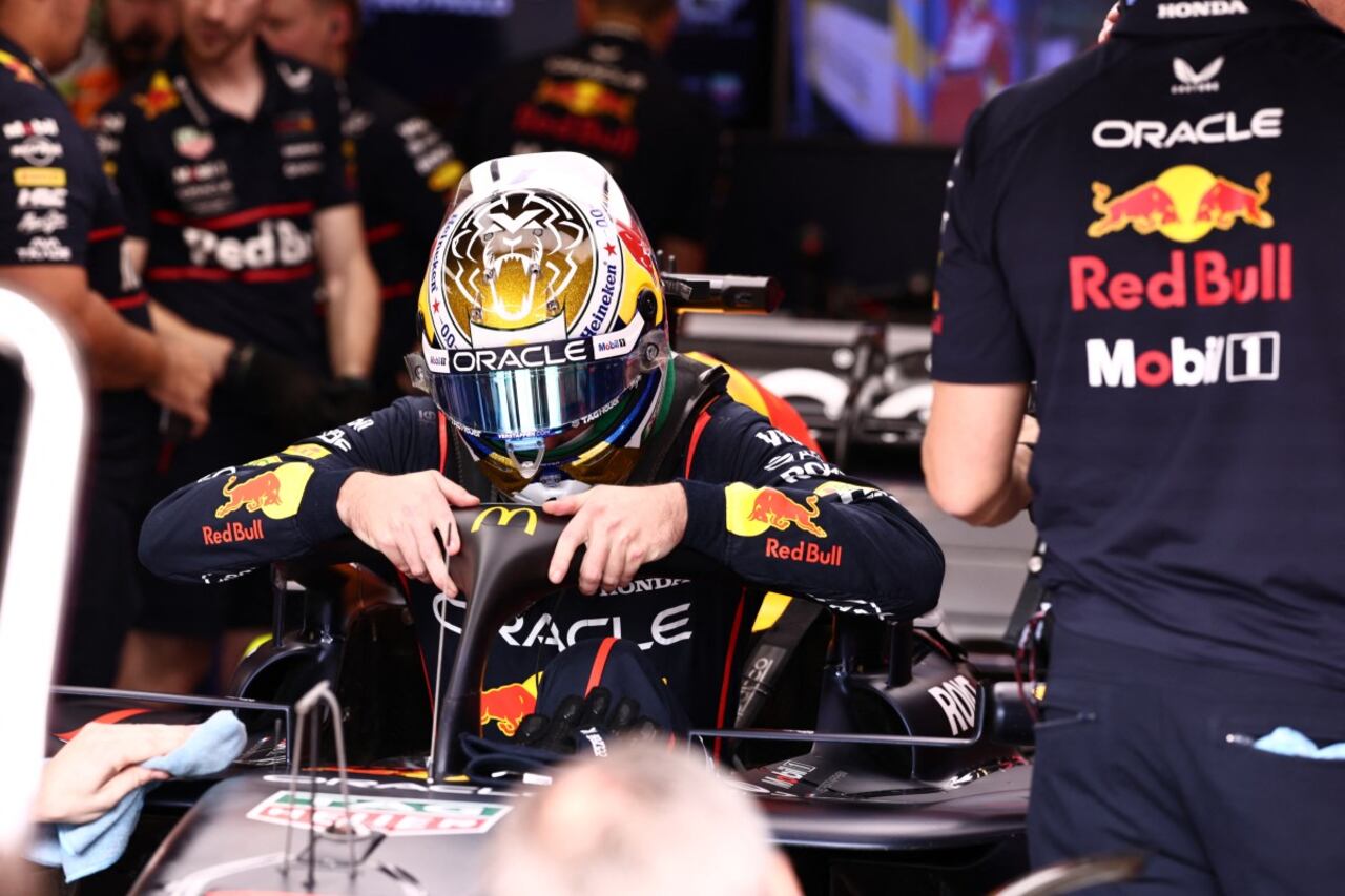 El piloto holandés de Red Bull Racing, Max Verstappen, sale de su coche durante la sesión de clasificación del Gran Premio de Fórmula Uno de Sao Paulo.
