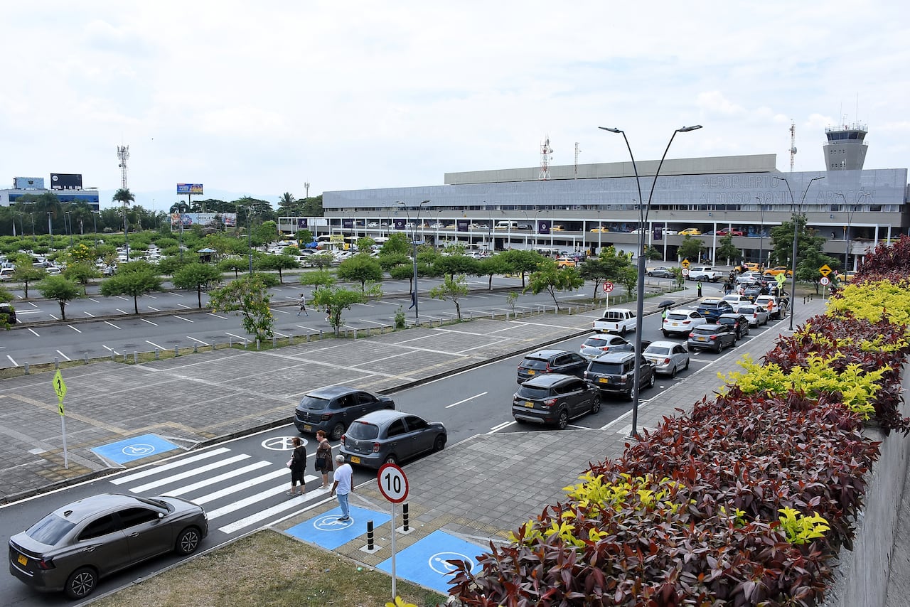 Parqueaderos Aeropuerto Alfonso Bonilla Aragón.