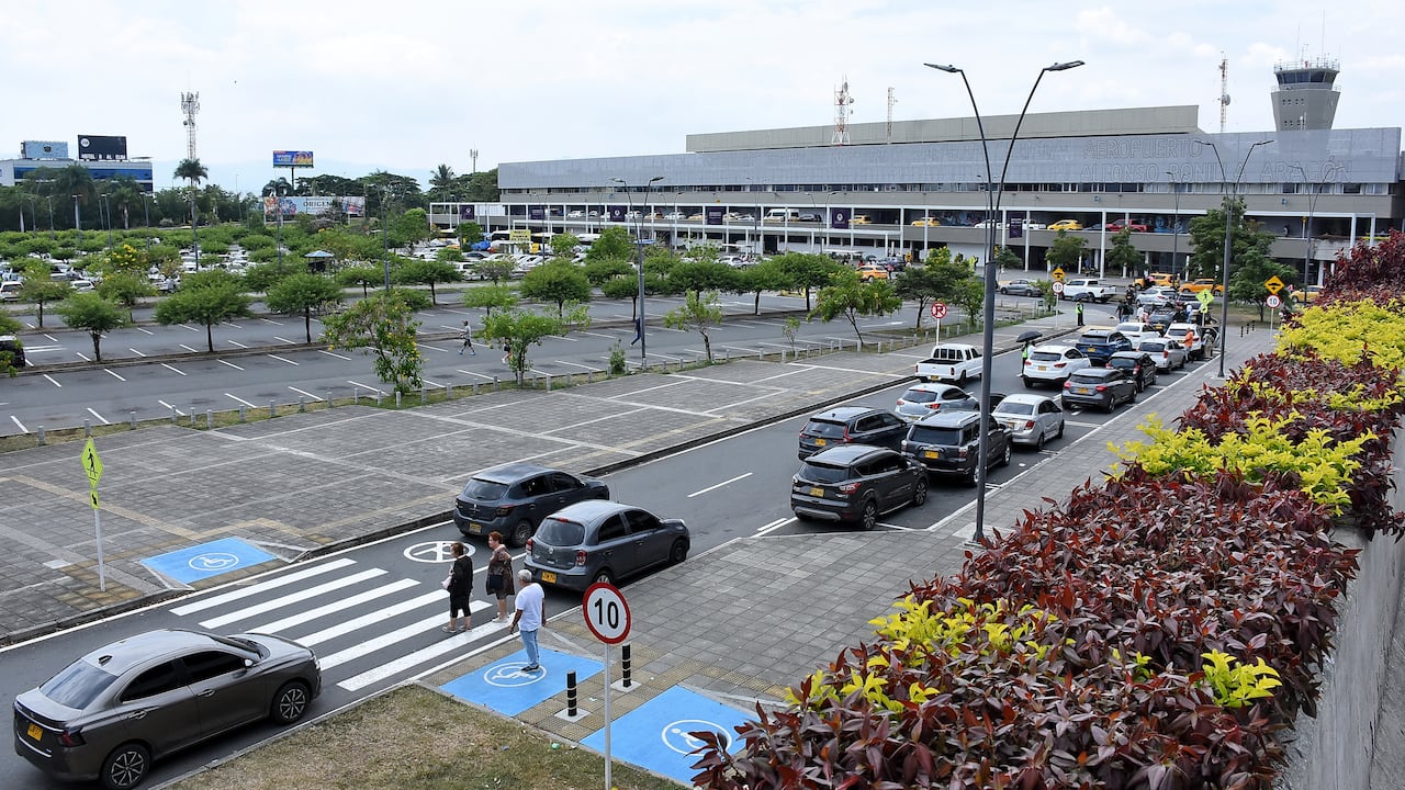 Parqueaderos Aeropuerto Alfonso Bonilla Aragón.
