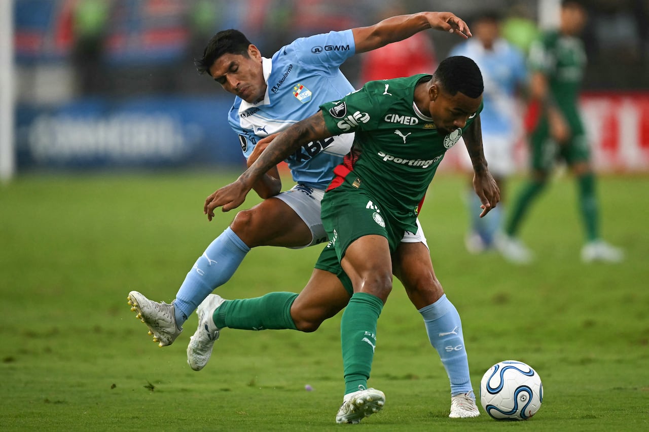 El delantero número 11 del Sporting Cristal, Irven Ávila, y el delantero número 40 del Palmeiras, Allan, luchan por el balón durante el partido de la fase de grupos de la Copa Libertadores entre el Sporting Cristal de Perú y el Palmeiras de Brasil en el Estadio Nacional de Lima el 5 de mayo de 2026. (Foto de ERNESTO BENAVIDES / AFP)