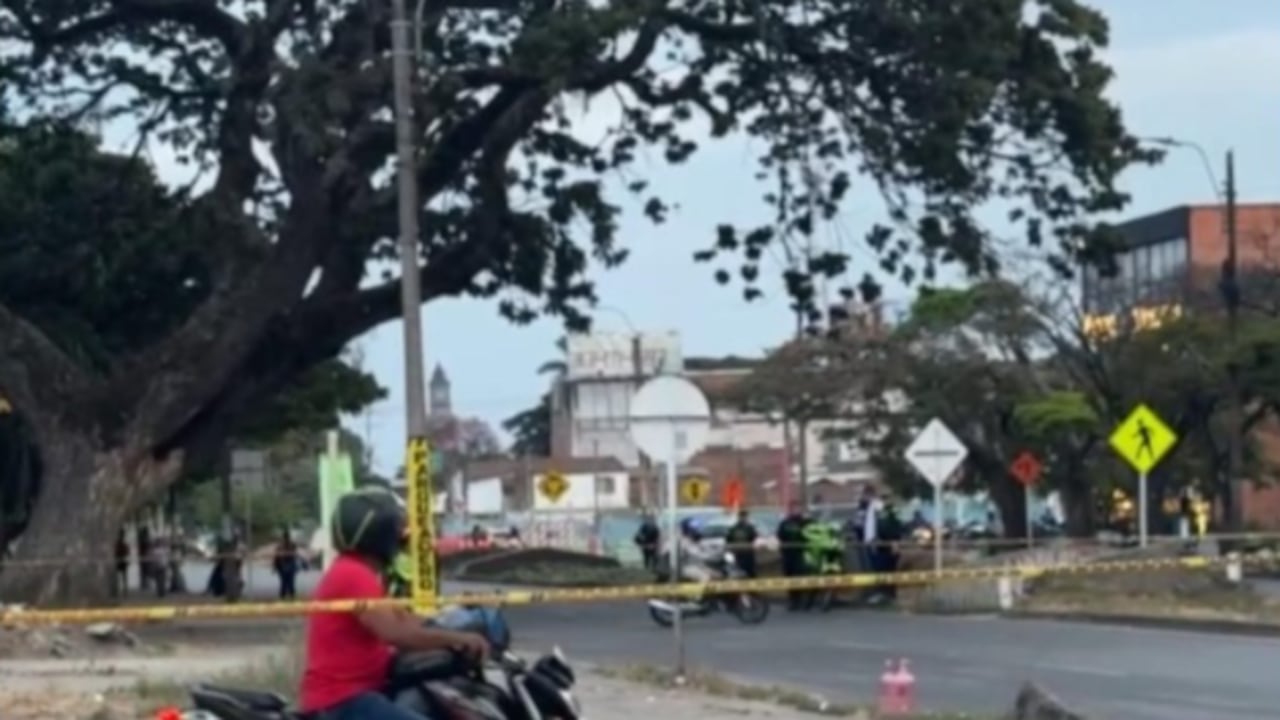 Unidades de la Policía acordonaron las vías aledañas al barrio Versalles, en Palmira, tras el hallazgo del objeto sospechoso.