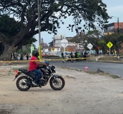 Unidades de la Policía acordonaron las vías aledañas al barrio Versalles, en Palmira, tras el hallazgo del objeto sospechoso.