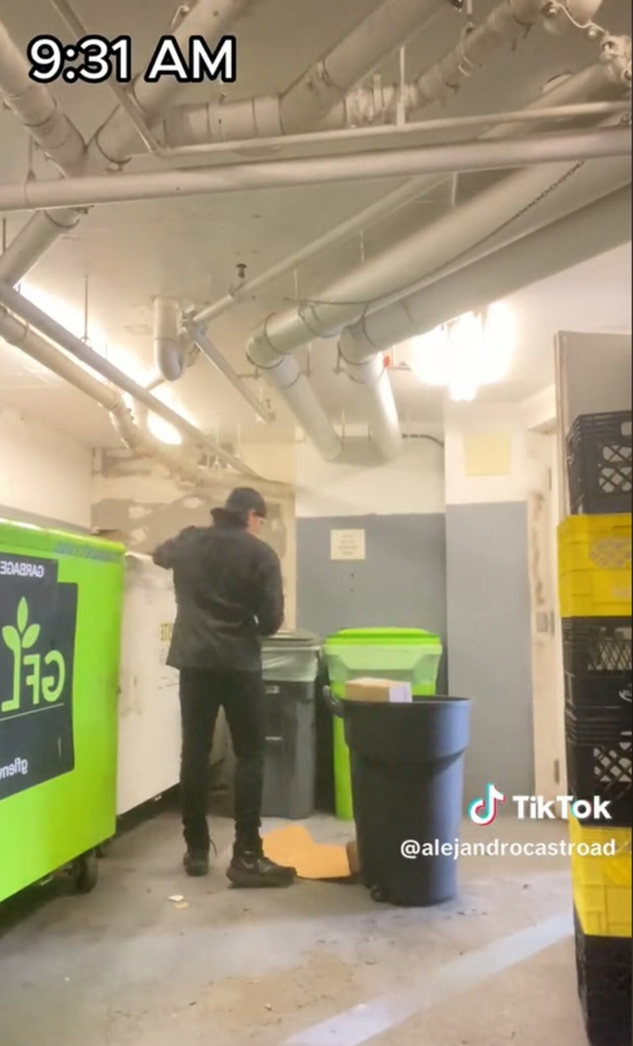 Fotograma: 0:50 /Metanle al trabajo señores que poco a poco se construye, para conocer mas detalles de como vine a Canadá, tirame el Dm / Tik Tok: @alejandrocastroad