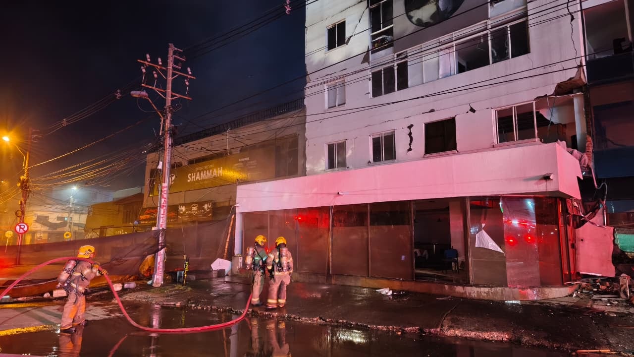 Bomberos Cali atiende incendio en el hotel Metropolis Plaza, en Cali.