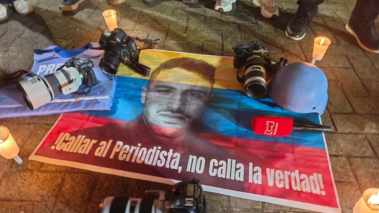 Reporteros gráficos, camarógrafos y periodistas de la ciudad de Cali pertenecientes al Círculo de Reporteros Gráficos del Valle del Cauca, Ciregráficos levantaron su voz durante un plantón en el Boulevard del río por el asesinato del periodista Mateo Pérez Rueda en Briceño Antioquía .