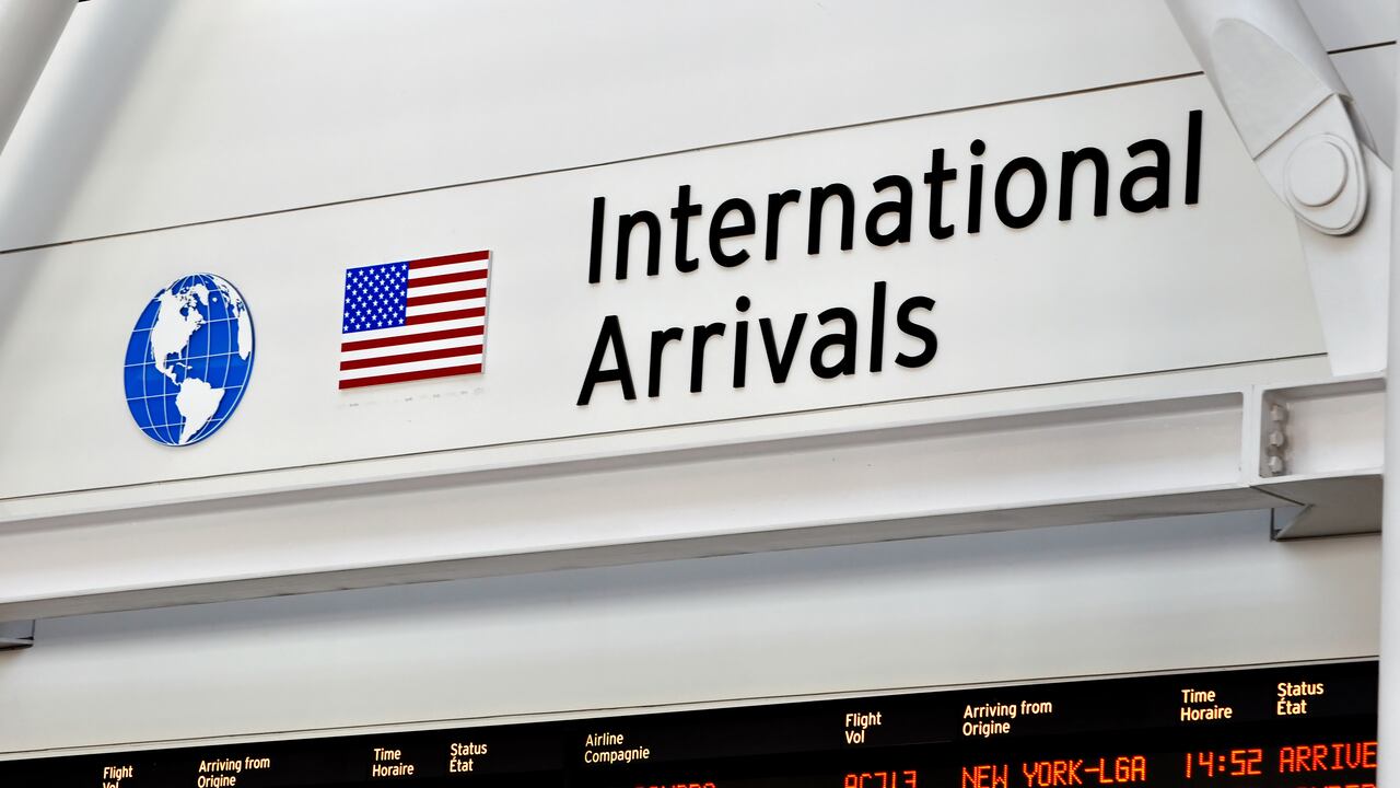 No está permitido bajo ninguna circunstancia generar ingresos, ya sea mediante la venta de productos comprados durante el viaje, prestación de servicios, o cualquier otra forma de actividad económica