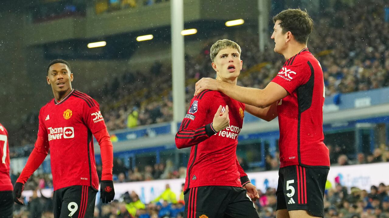 Manchester United gana 3-0 al Everton con golazo de Garnacho