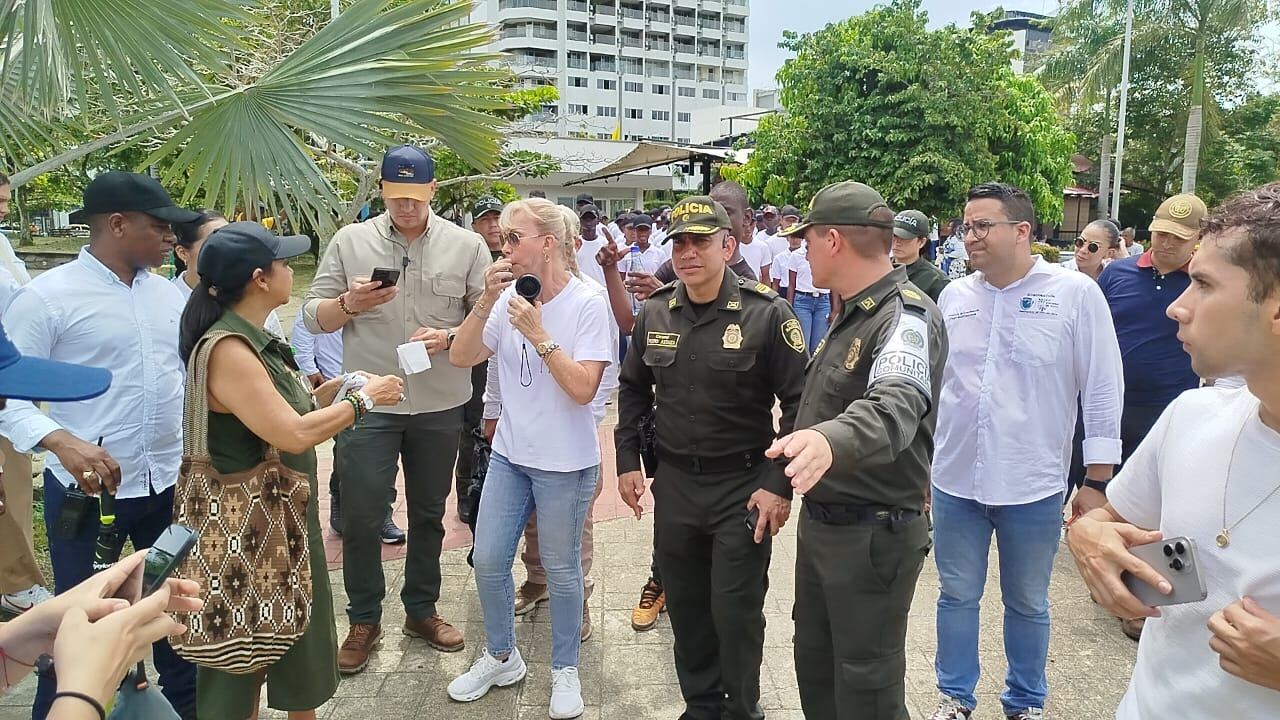 La gobernadora del Valle del Cauca, Dilian Francisca Toro trasladó su despacho hacia el municipio de Buenaventura para atender la crisis de orden público originada en la región.
