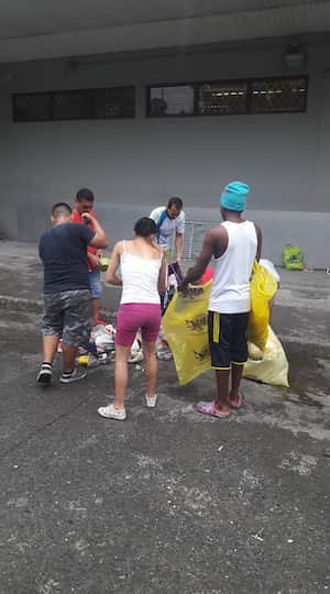 Jóvenes pertenecientes a una fundación de Buenaventura, quienes también apoyan el paro cívico realizaron un acto de solidaridad, recogieron todos las basuras, los vidrios rotos, vitrinas destruidas y lo que dejaron los saqueadores a su paso.