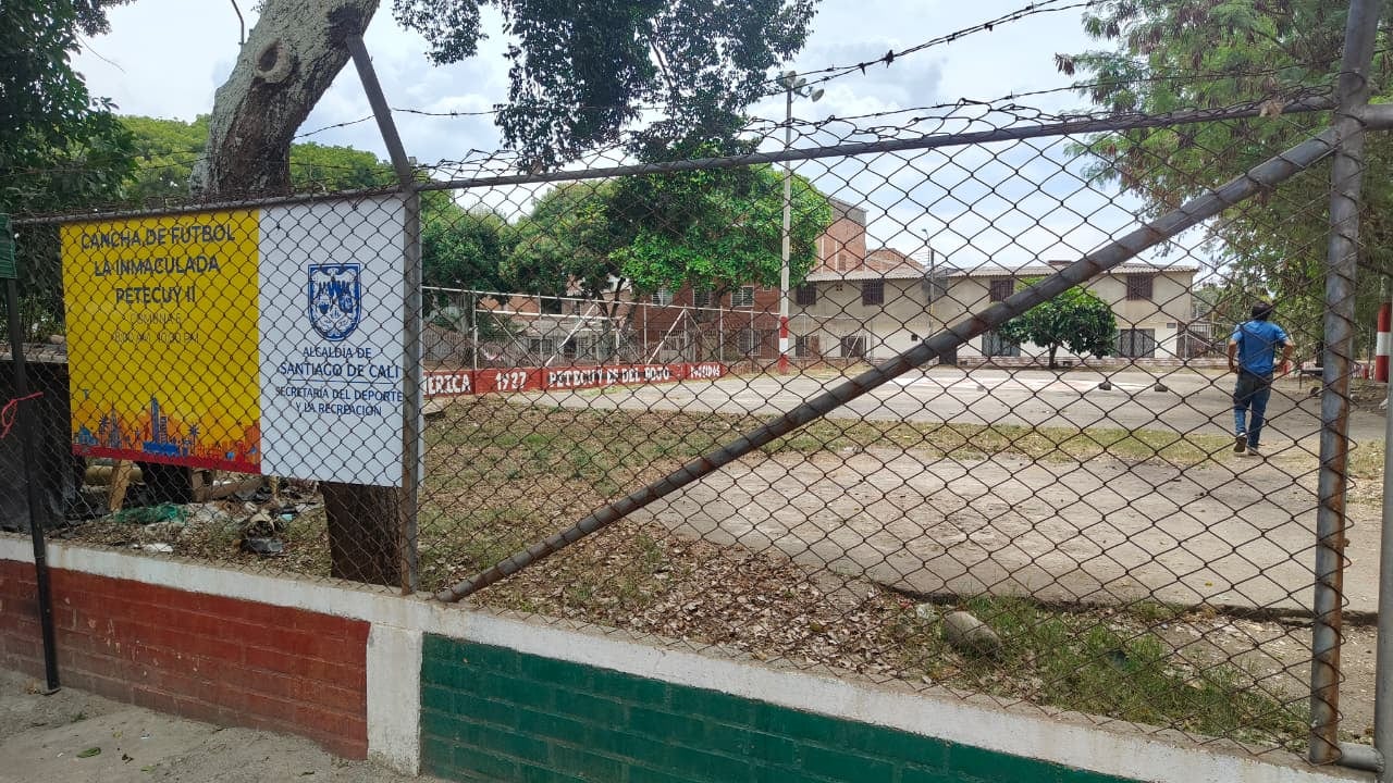 La comunidad de Petecuy II presentó un derecho de petición a la Secretaría del Deporte de Cali para solicitar la intervención de la cancha, un espacio utilizado por niños, jóvenes y adultos del barrio.