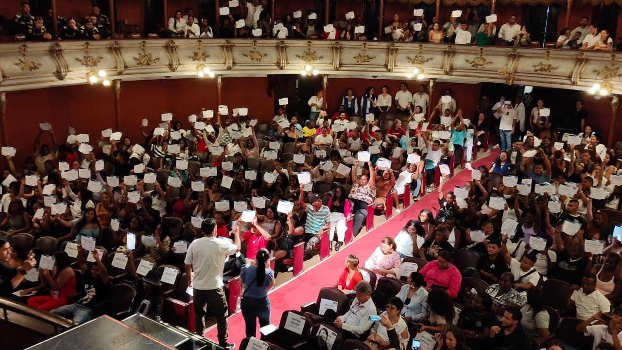 Los graduados recibieron sus diplomas tras terminar su proceso de formación.