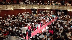 Los graduados recibieron sus diplomas tras terminar su proceso de formación.