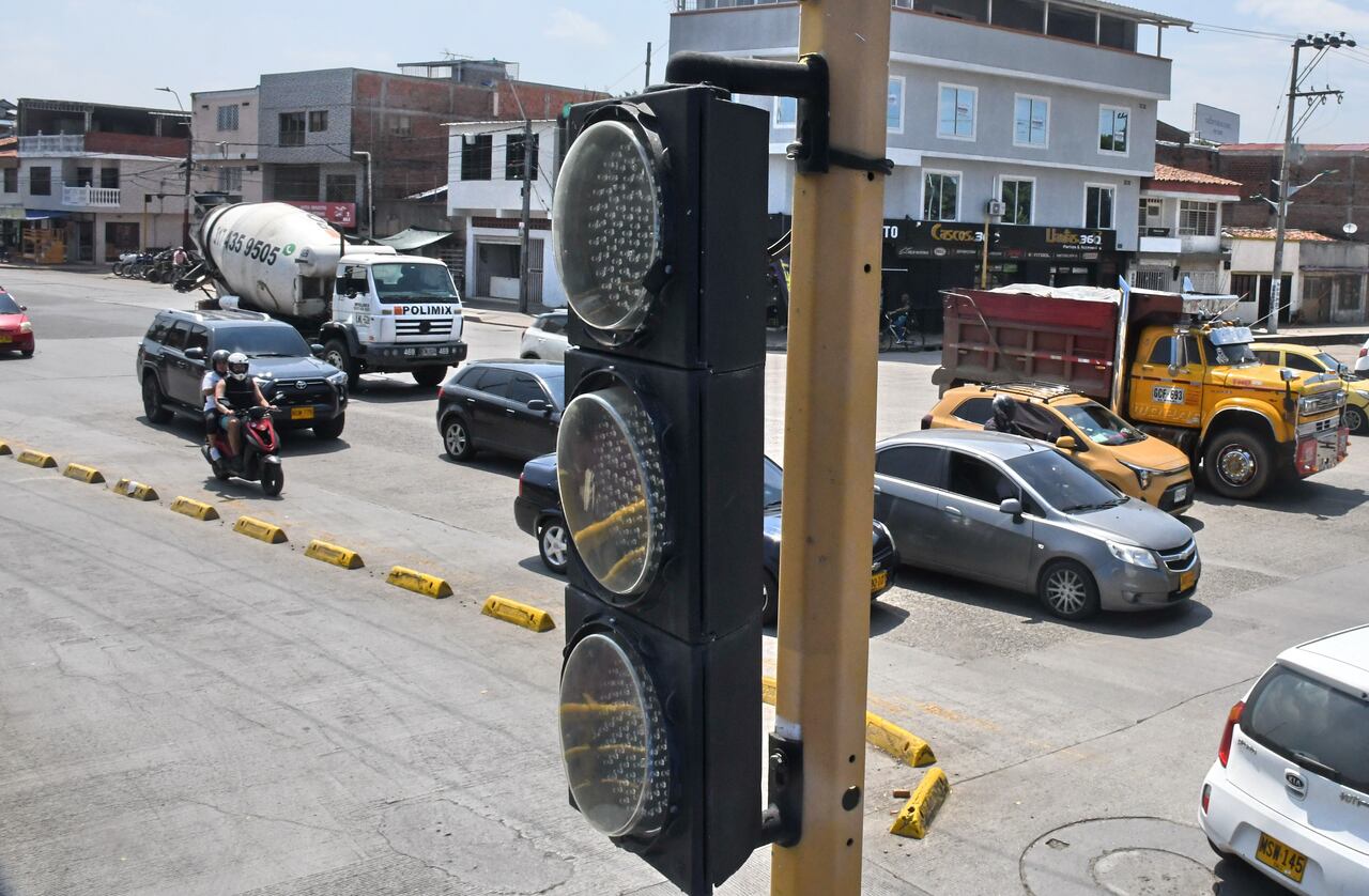Cali, informe de domingo: semáforos vandalizados y en mal estado. foto José L Guzmán. EL País