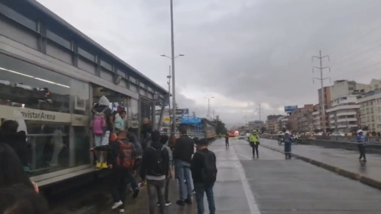 Siniestro en la avenida NQS con calle 63 genera tráfico lento. Algunos ciudadanos salieron del sistema TransMilenio.