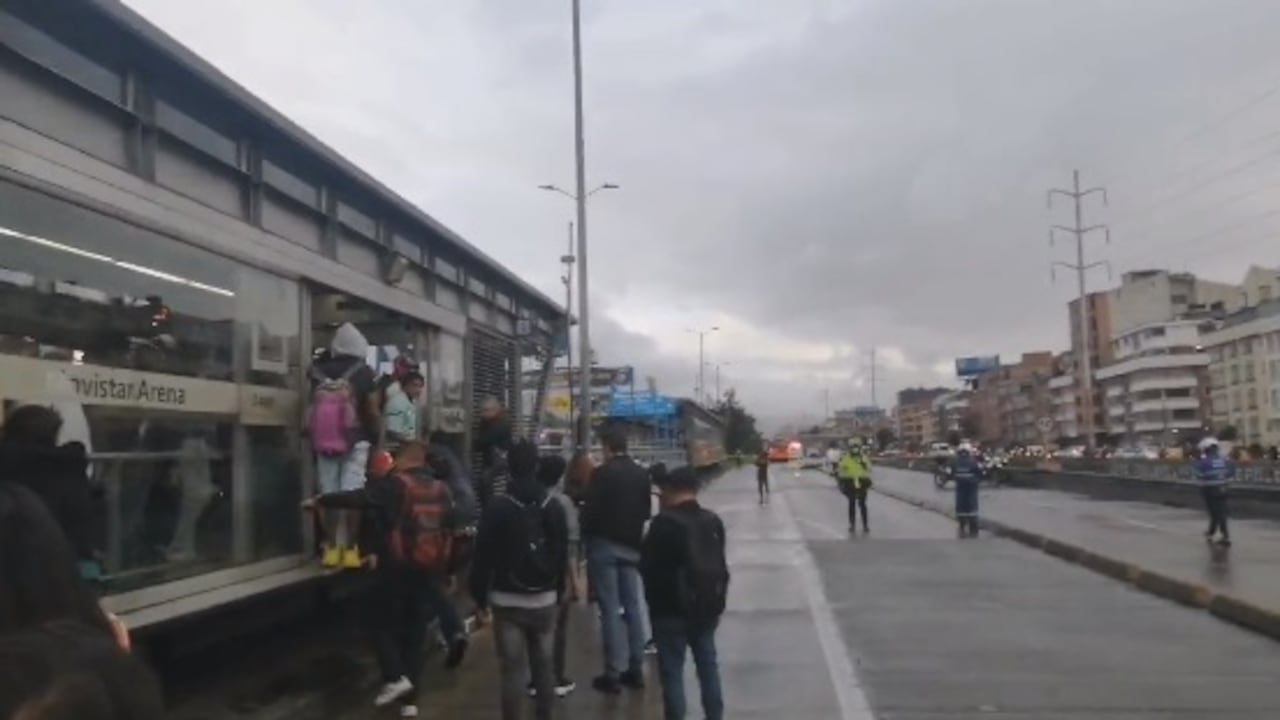 Siniestro en la avenida NQS con calle 63 genera tráfico lento. Algunos ciudadanos salieron del sistema TransMilenio.