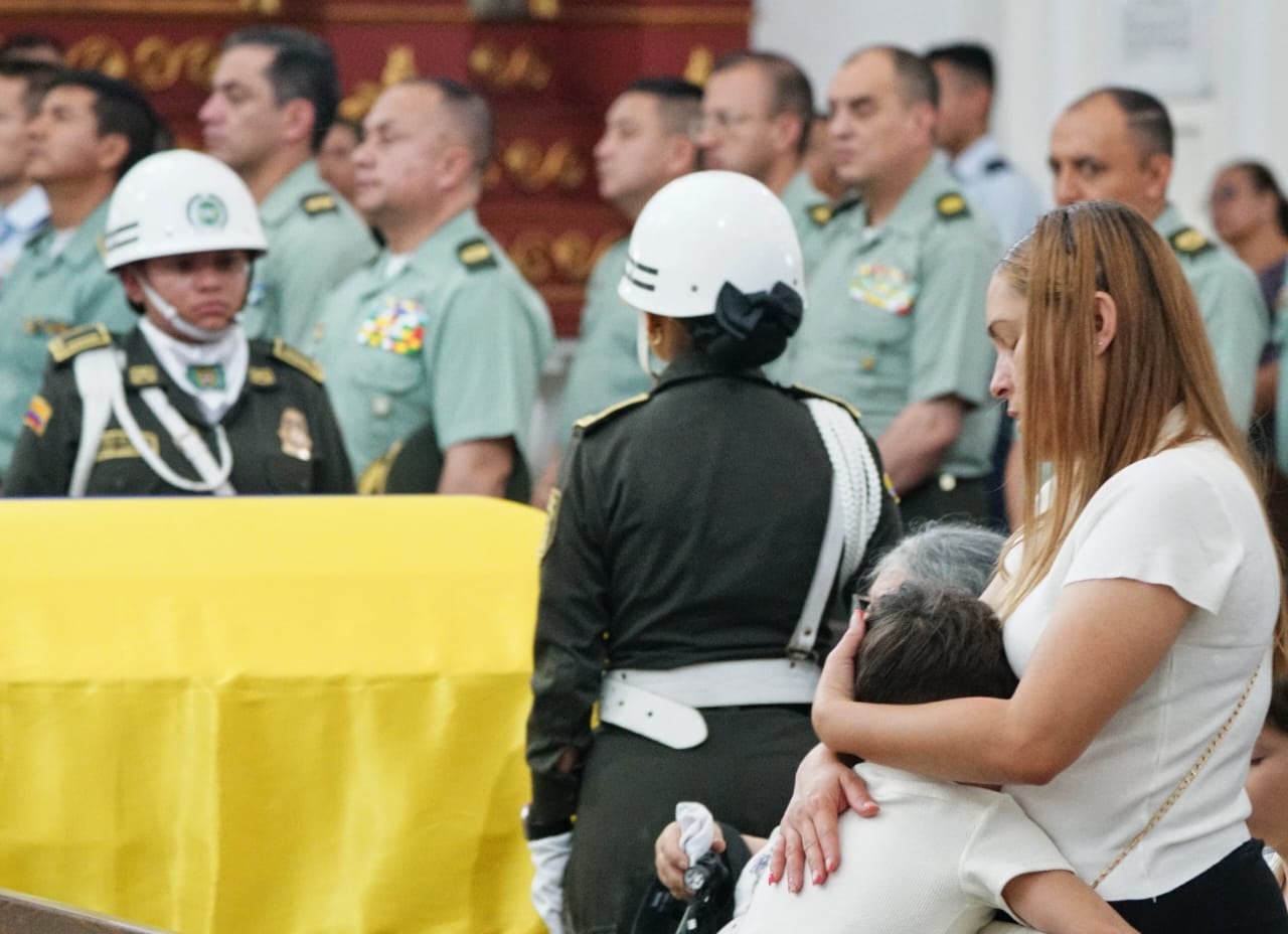 Los uniformados acompañaron a la familia del uniformado asesinado.