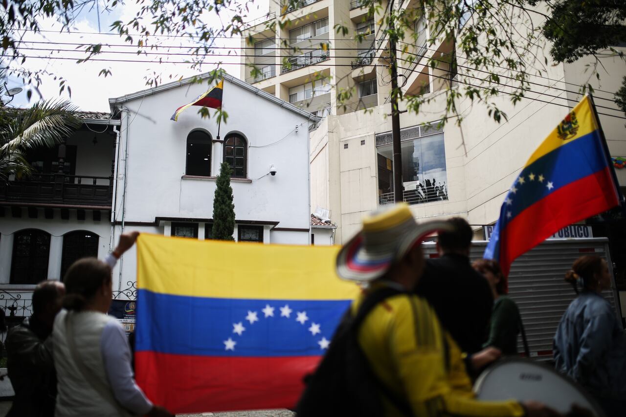 Consulado de Venezuela
Plantón en contra de Nicolas Maduro por el fraude en las elecciones presidenciales