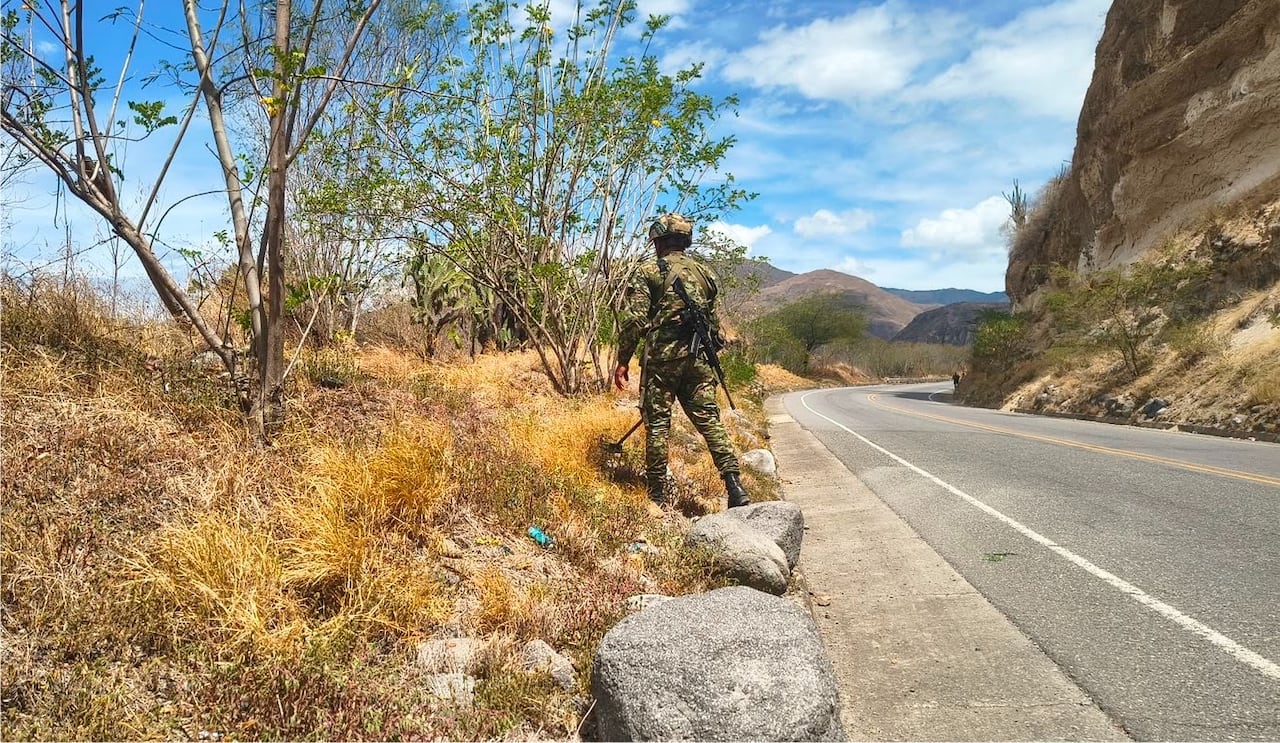 Los militares ahora están en máxima alerta en los departamentos de Nariño y Cauca ante las posibilidades de que los grupos armados al margen de la ley ataquen a las patrullas militares que adelantan controles en esta zona del país.