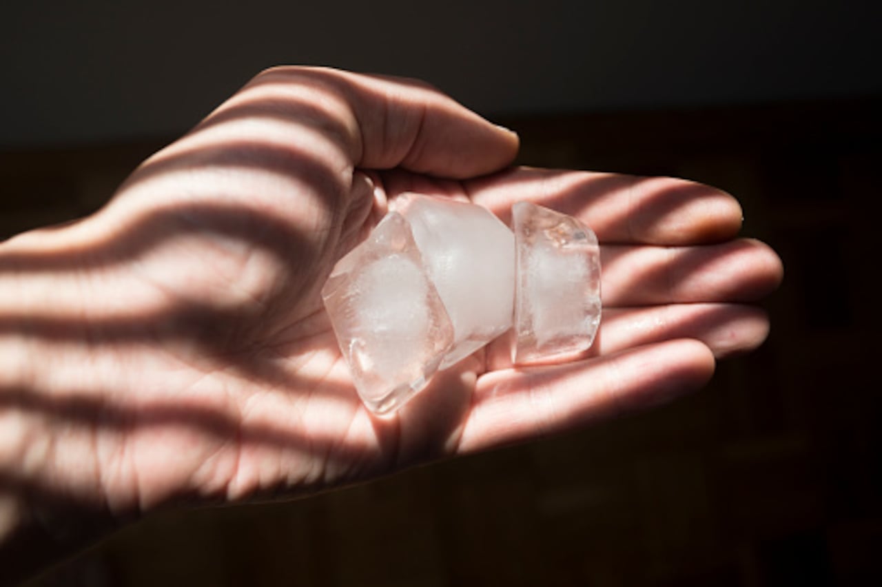 Puede tirar el hielo un tiempo después de hacer el ritual.