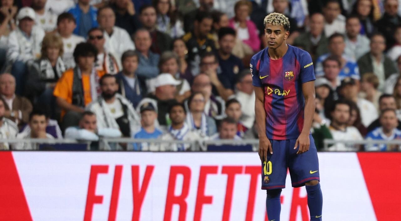 El delantero español #10 del Barcelona, Lamine Yamal, reacciona durante el partido de fútbol de la liga española entre el Real Madrid CF y el FC Barcelona.