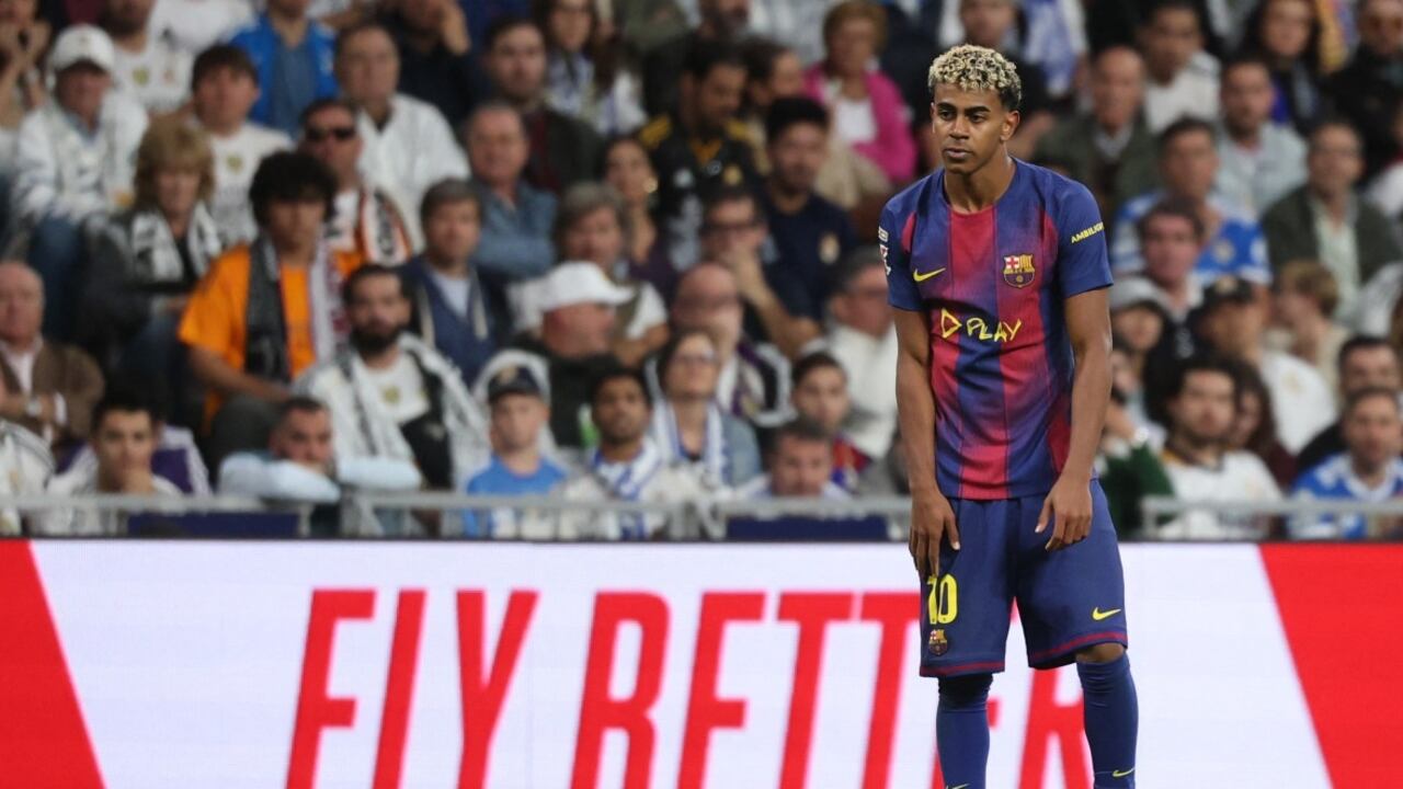 El delantero español #10 del Barcelona, Lamine Yamal, reacciona durante el partido de fútbol de la liga española entre el Real Madrid CF y el FC Barcelona.