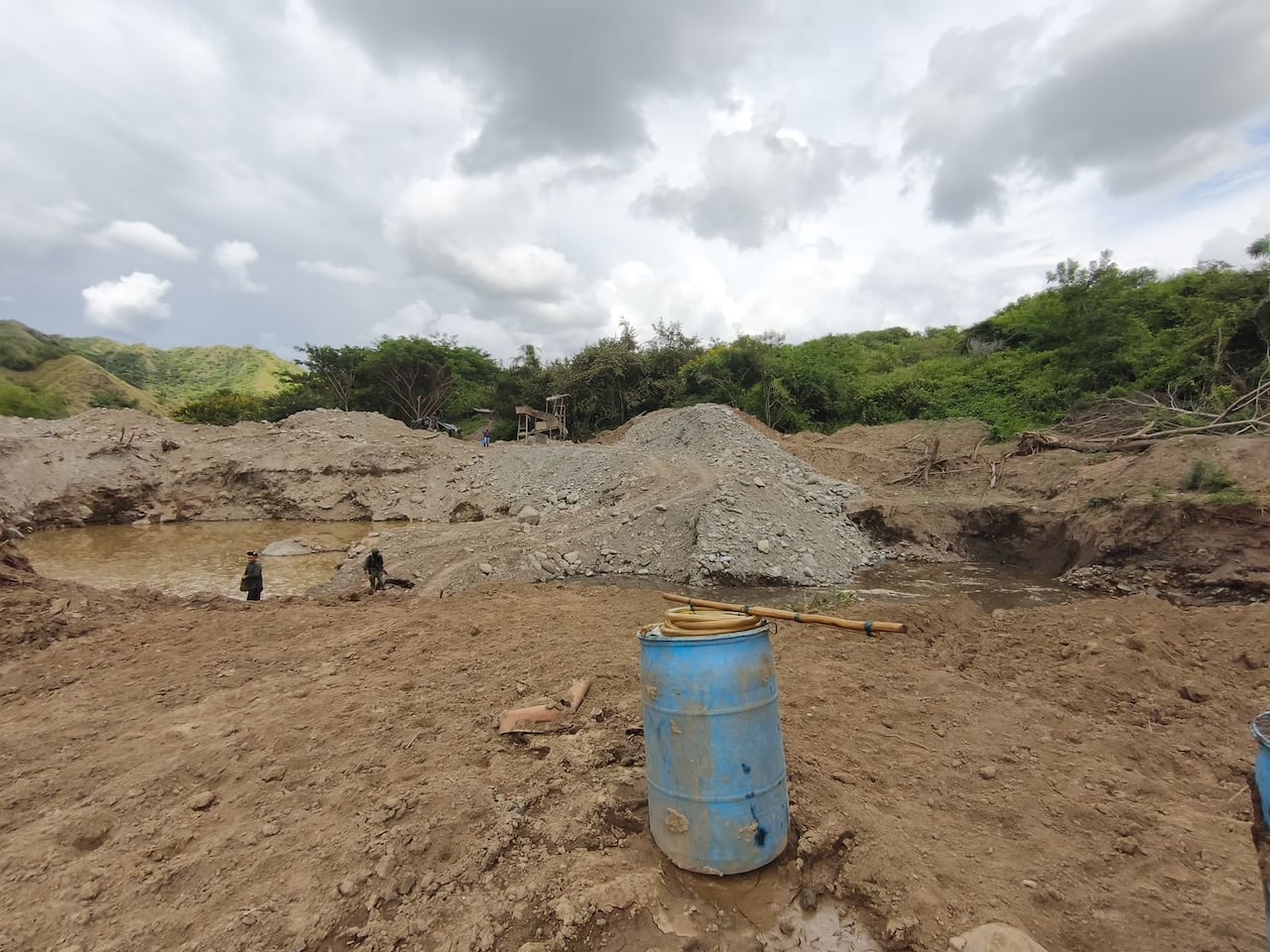 Entre los elementos destruidos se encontraban excavadoras, dragas tipo buzo y motores industriales utilizados para la explotación ilícita de oro en el sur del Cauca, confirmó el Ejército.