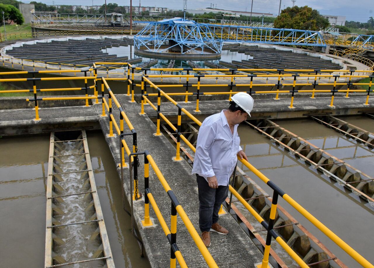 Se intensifica el tratamiento para el agua potable en la plata de puerto mallarino por aumento de su cause por las lluvias de estos días en Cali. Fotos Raúl Palacios / El País / 22 de Abril del 2023 Cali.